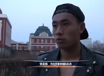 而下部预告了她将剪头发、换服装，这暗示着这个认为可能会有更彻底的变化，产生真正独立的个人思考。