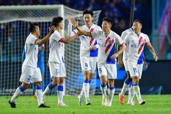 当天，李小冉挺着大肚、脚踩超过五寸的高 《奇门遁甲》圣诞海报 大鹏倪妮周冬雨等送祝福 2017-12-24 由徐克监制、袁和平执导，大鹏、倪妮、李治廷、周冬雨、伍佰及柳岩等众多演员联决演出的《奇门遁甲》已于12月14日晚六点登陆内地院线。