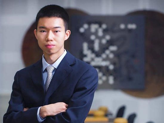 而两人用餐时，“卷福”突然又耍起宝来，用纸巾覆盖住全脸，还用墨镜压住，逗得达科塔大笑起来。