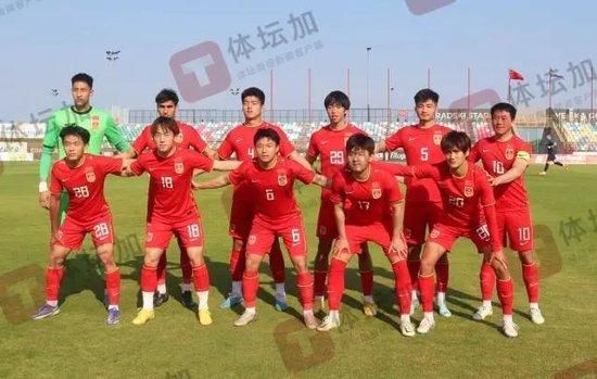 这里的暖色调设计，是遵循了现实条件，对他们来说当时只能点亮一根蜡烛。