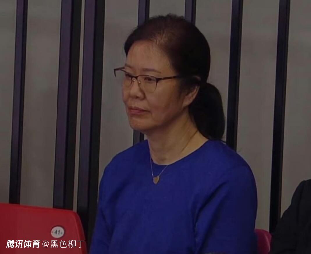 帕帕为施瓦辛格女儿庆生献甜吻 2018-12-15 据香港媒体报道，因在《银河护卫队》中饰演“星爵”一角而红的好莱坞男星克里斯·帕拉特与动作巨星阿诺德·施瓦辛格女儿凯瑟琳热恋中，随被多次拍到二人拍拖的画面，但是帕帕都未曾承认过恋情。