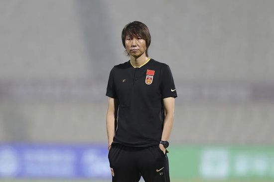 鹿晗条纹装亮相引粉丝尖叫 刘亦菲皮衣助阵杨幂 2015-10-29 28日电影《我是证人》在京举办首映红毯。