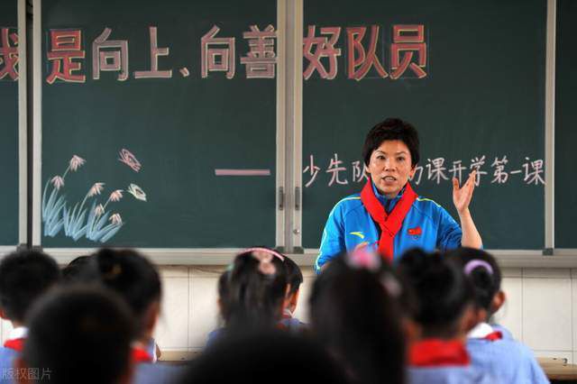 海报聚焦角色之间的宿命交锋，以极具视觉冲击的构图与颜色对比展现出格斗大... 《真人快打2》释出角色海报 巅峰血战即将开打！