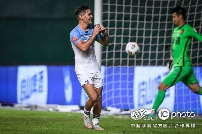 一袭白色长裙，长发披肩，松弛感满满！