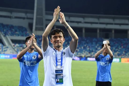 话题由给《黄金时代》正名开始，朝向各种旧闻八卦、电影掌故及至时代风 许鞍华电影作品回顾展进入第二天 影迷落泪致敬 2013-07-26 7月25日，“时光的鞍”许鞍华电影作品回顾展进入到了第二天。