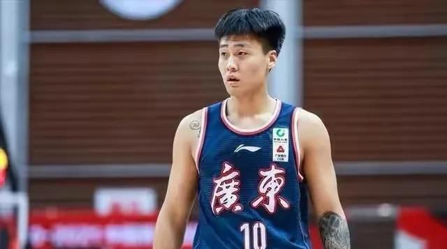 49岁查理兹·塞隆和母亲、养女海边度假 时间：2025.01.02 ： 作者：迪莫 ： 共4张 当地时间2024年12月28日，墨西哥洛斯卡沃斯，查理兹·塞隆和母亲、养女现身海滩，享受度假时光。