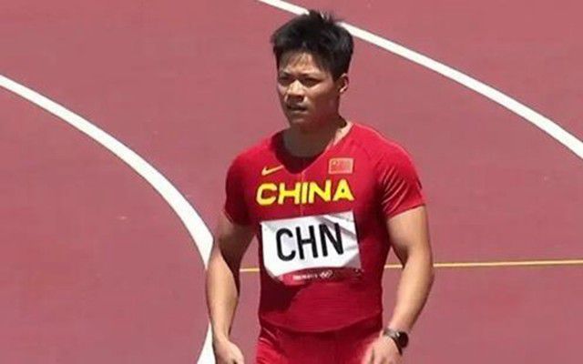 Vee的挑战从恶作剧性质的游戏开始，她得到了越来越多的关注和点赞，这让她一点点的沦陷。