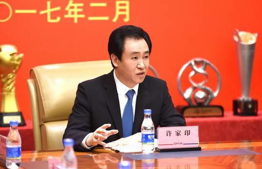 与此同时，时代成为这种孤独的提炼品。