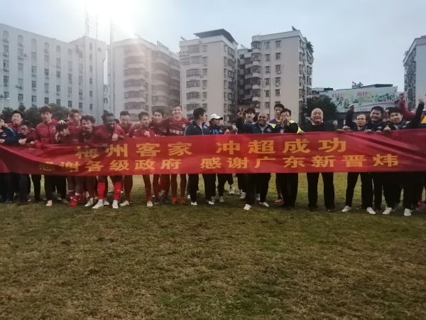 IP改编的影片，如《栀子花开》《为你写诗》等效果并不好，网友担忧这次影片是否又会重蹈覆辙；凤凰传奇主唱跨界，曾毅演技能否撑起大银幕？
