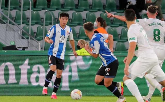导演张宰贤，主演金高银、柳海真、崔岷植等出席活动，片中另一位主演李到晛也以“人形立牌”的形态到场。