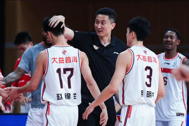 导演、编剧李燕宁和主演谭卓、李至正、孙亦沐一同到场。