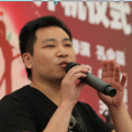 与所有的恐怖片预告一样，在这支预告中，导演并没有展现太多的关于小丑的镜头，而是极力渲染了一个波诡云谲的古怪小镇。