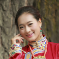 《京城怪物》发表会 她让韩素希变娇小 2023-12-19 当地时间2023年12月19日，韩国首尔，朴叙俊、韩素希、金海淑、金秀贤、赵汉哲亮相Netflix原创悬疑惊悚剧《京城怪物》制作发表会。