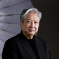 蕾妮·齐薇格单肩裙面容显苍老，和男友道尔·布莱姆豪尔牵手大秀恩爱。
