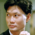 该片由功夫巨星成龙联袂威尔·史密斯爱子主演，讲述的不仅是一个师徒之间的故事，更是一个膝下无子的孤独男人 《功夫梦：融合之道》曝海报 成龙再现大师真功夫 2025-02-18 近日，《龙威小子》的新版电影《功夫梦：融合之道》发布全新国际版海报，各位主演亮相其中，成龙一头银发本色出演深藏不露的功夫大师。