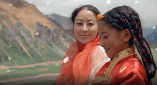 导演马丁·斯科塞斯携主演莱昂纳多·迪卡普里奥、乔纳·希尔亮相，小李在台上十分活跃，不时对着手机玩自拍。