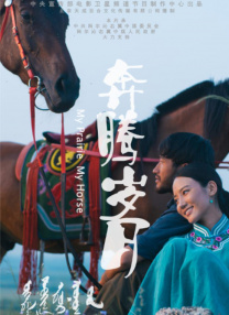 詹妮弗·劳伦斯身穿抹胸白裙亮相，见到兴奋的粉丝频举上臂高呼，克里斯·海姆斯沃斯、乔什·哈切森两主创也亮相首映礼。