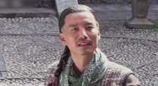 ”“严寄洲导演是也是一个军人，很早就参军了。