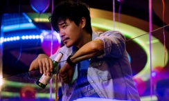 这一次，奢华无双的新片《了不起的盖茨比》又发布了三款人物海报，每张海报上都有一对有爱恋关系的角色，而窥视与欲望展现出片中 《盖茨比》导演巴兹·鲁赫曼抵京 粉丝热情接机 2013-08-28 8月27日晚，《了不起的盖茨比》导演巴兹·鲁曼抵达北京首都机场，遭遇了大批粉丝和媒体的热情围堵，人气“爆棚”。