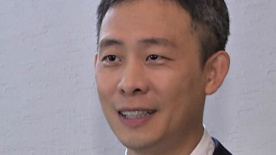 约翰尼·德普现身格莱美奖礼品厅 牛仔造型狂野 2016-02-14 美国洛杉矶当地时间2月13日，约翰尼·德普、美国流行女伶Madi Wolf、亚伦·卡特参观第58届格莱美奖的礼品厅。