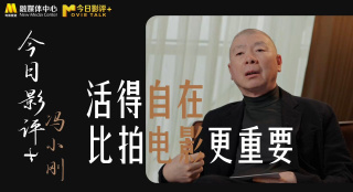 荷兰弟一身棕色造型现身，及肩的棕色卷发，格纹衬衫胸襟大开露出里面的绿色内搭，喇叭裤将复古感拉满，迈着邻家大佬的狂放步伐现身。